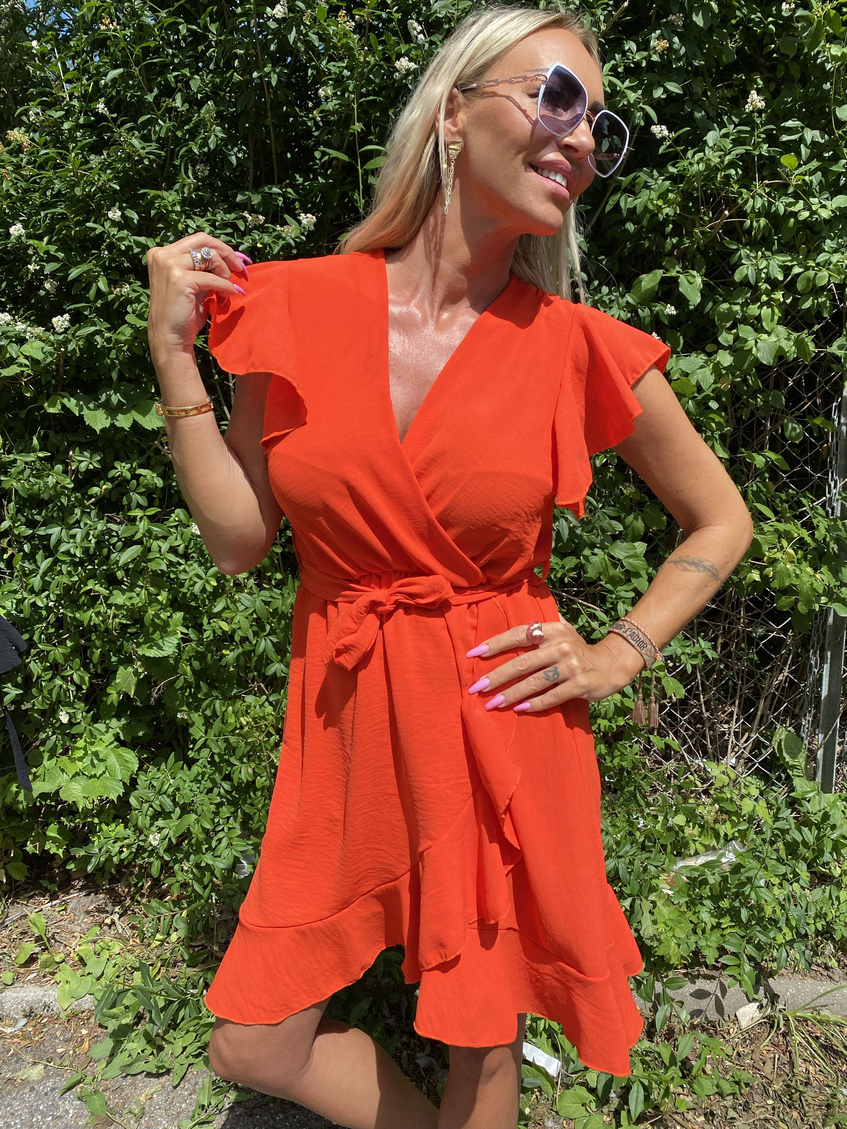 Josefine - Kjole med søde flæsedetaljer og bindebånd